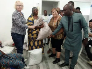 Le social au cœur de nos activités — Remise de dons aux femmes commerçantes de Cotonou