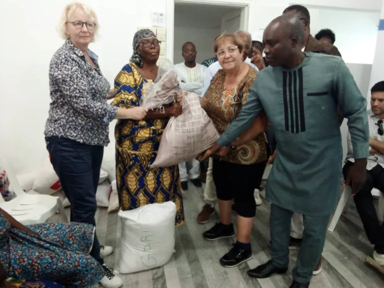 Le social au cœur de nos activités — Remise de dons aux femmes commerçantes de Cotonou